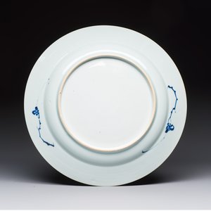 A Chinese blue and white dish with landscape design, Qianlong — photo 2