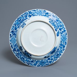 A Chinese blue and white dish with raised central medallion, Kangxi — photo 2