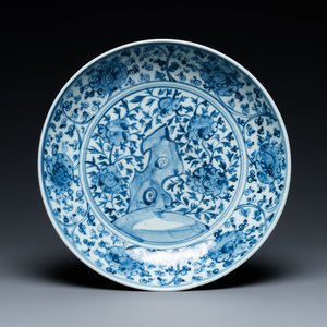 A Chinese blue and white dish with rockwork surrounded by flowers, Ming — 照片 1