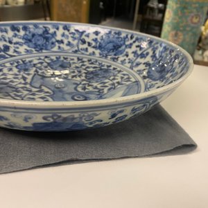 A Chinese blue and white dish with rockwork surrounded by flowers, Ming — 照片 12