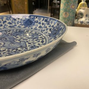 A Chinese blue and white dish with rockwork surrounded by flowers, Ming — 照片 7