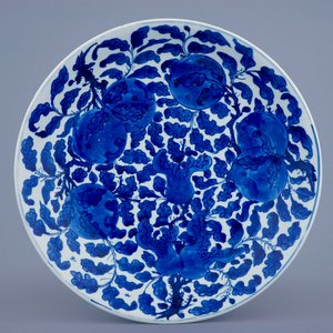 A Chinese blue and white dish with sanduo fruits among foliage, Kangxi — 照片 1