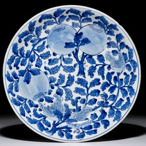 A Chinese blue and white dish with sanduo fruits among foliage, Kangxi — 照片 1