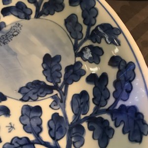 A Chinese blue and white dish with sanduo fruits among foliage, Kangxi — 照片 12