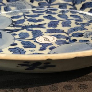 A Chinese blue and white dish with sanduo fruits among foliage, Kangxi — 照片 5