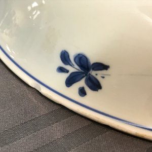 A Chinese blue and white dish with sanduo fruits among foliage, Kangxi — 照片 8