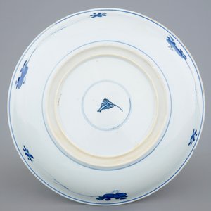 A Chinese blue and white dish with sanduo fruits among foliage, Kangxi — 照片 2