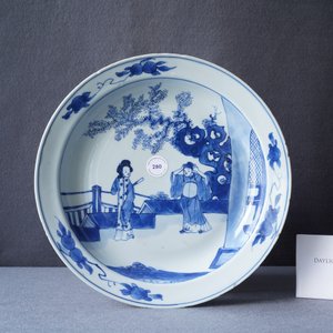 A Chinese blue and white dish with two figures in a garden, Transitional period — 照片 11