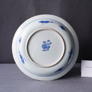 A Chinese blue and white dish with two figures in a garden, Transitional period — 照片 12