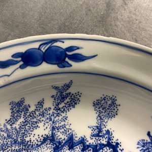A Chinese blue and white dish with two figures in a garden, Transitional period — 照片 3
