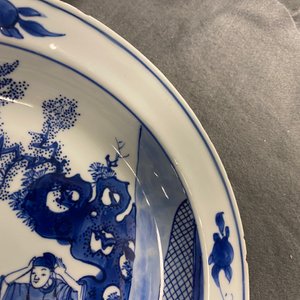 A Chinese blue and white dish with two figures in a garden, Transitional period — 照片 4