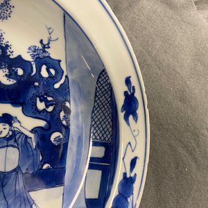 A Chinese blue and white dish with two figures in a garden, Transitional period — 照片 5