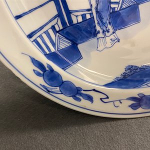 A Chinese blue and white dish with two figures in a garden, Transitional period — 照片 9