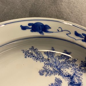 A Chinese blue and white dish with two figures in a garden, Transitional period — 照片 10