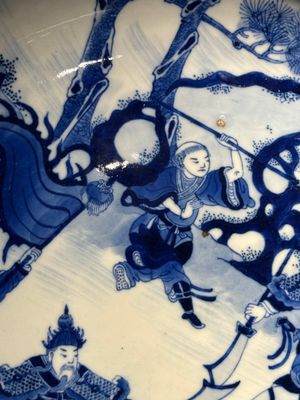 A Chinese blue and white dish with warriors on horseback, 19th C. — photo 4