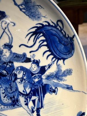 A Chinese blue and white dish with warriors on horseback, 19th C. — photo 8
