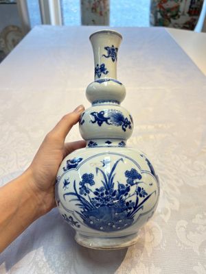 A Chinese blue and white double gourd 'Antiquities' vase, Kangxi — foto 1