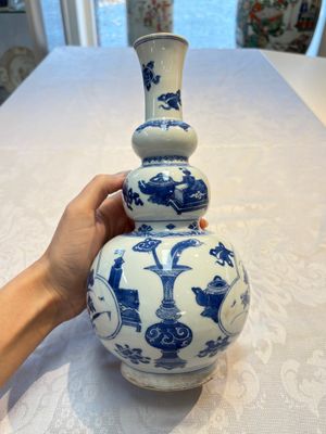 A Chinese blue and white double gourd 'Antiquities' vase, Kangxi — foto 2