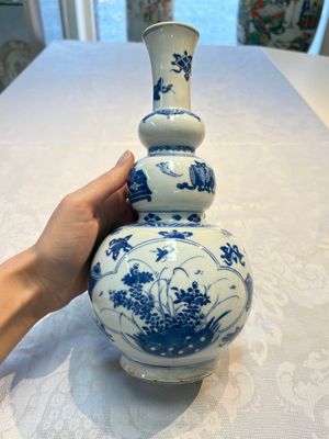 A Chinese blue and white double gourd 'Antiquities' vase, Kangxi — foto 3