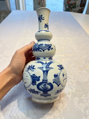 A Chinese blue and white double gourd 'Antiquities' vase, Kangxi — foto 4