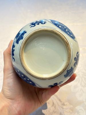 A Chinese blue and white double gourd 'Antiquities' vase, Kangxi — foto 7