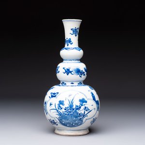 A Chinese blue and white double gourd 'Antiquities' vase, Kangxi — foto 1