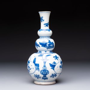 A Chinese blue and white double gourd 'Antiquities' vase, Kangxi — foto 2