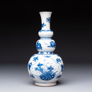 A Chinese blue and white double gourd 'Antiquities' vase, Kangxi — foto 3