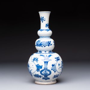 A Chinese blue and white double gourd 'Antiquities' vase, Kangxi — foto 4