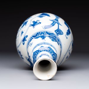 A Chinese blue and white double gourd 'Antiquities' vase, Kangxi — foto 5