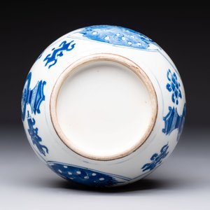A Chinese blue and white double gourd 'Antiquities' vase, Kangxi — foto 6