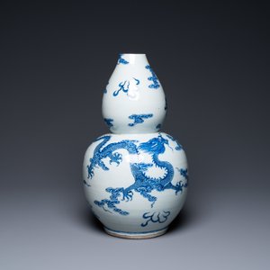 A Chinese blue and white double gourd 'dragons' vase, Qianlong — 照片 2