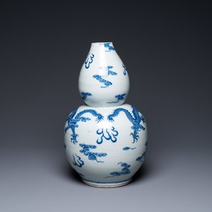 A Chinese blue and white double gourd 'dragons' vase, Qianlong — 照片 3