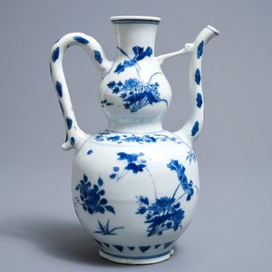 A Chinese blue and white double gourd ewer, Transitional period — 照片 3