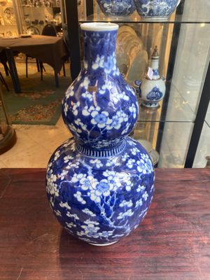 A Chinese blue and white double gourd 'prunus on cracked ice' vase, 18th C. — 照片 2
