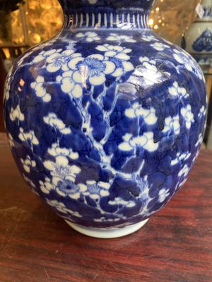 A Chinese blue and white double gourd 'prunus on cracked ice' vase, 18th C. — 照片 4