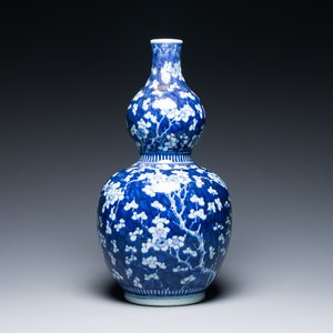 A Chinese blue and white double gourd 'prunus on cracked ice' vase, 18th C. — 照片 1