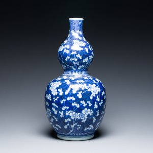 A Chinese blue and white double gourd 'prunus on cracked ice' vase, 18th C. — 照片 2