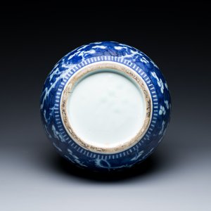 A Chinese blue and white double gourd 'prunus on cracked ice' vase, 18th C. — 照片 6