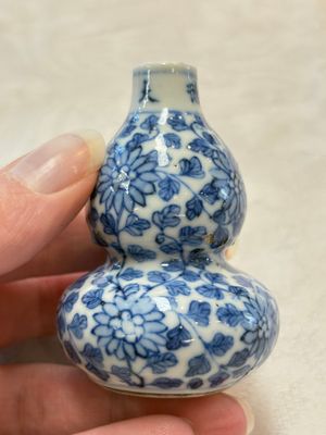 A Chinese blue and white double-gourd snuff bottle and a huali snuff bottle, Xuande and Qianlong mark, 19th C. — photo 1
