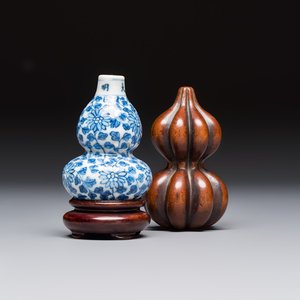 A Chinese blue and white double-gourd snuff bottle and a huali snuff bottle, Xuande and Qianlong mark, 19th C. — photo 1