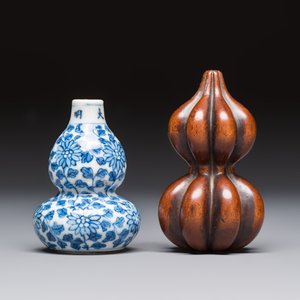 A Chinese blue and white double-gourd snuff bottle and a huali snuff bottle, Xuande and Qianlong mark, 19th C. — photo 2