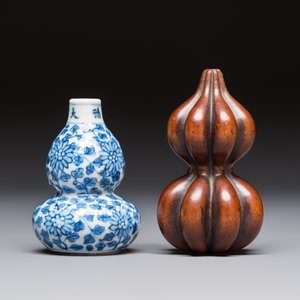 A Chinese blue and white double-gourd snuff bottle and a huali snuff bottle, Xuande and Qianlong mark, 19th C. — photo 3