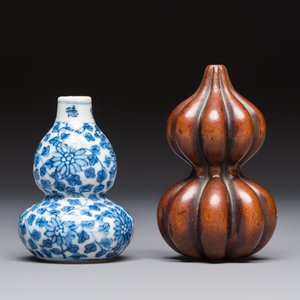 A Chinese blue and white double-gourd snuff bottle and a huali snuff bottle, Xuande and Qianlong mark, 19th C. — photo 4