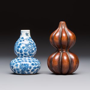 A Chinese blue and white double-gourd snuff bottle and a huali snuff bottle, Xuande and Qianlong mark, 19th C. — photo 5