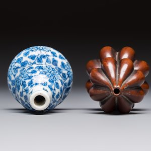 A Chinese blue and white double-gourd snuff bottle and a huali snuff bottle, Xuande and Qianlong mark, 19th C. — photo 6