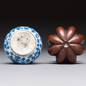 A Chinese blue and white double-gourd snuff bottle and a huali snuff bottle, Xuande and Qianlong mark, 19th C. — photo 7