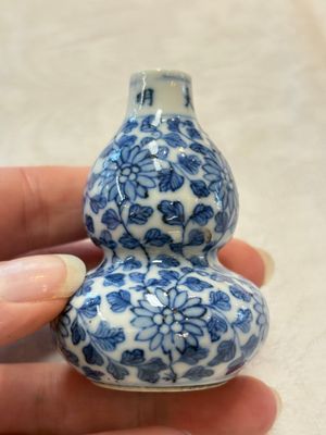 A Chinese blue and white double-gourd snuff bottle and a huali snuff bottle, Xuande and Qianlong mark, 18th C. — photo 11