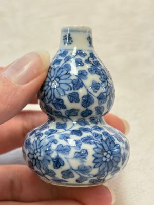 A Chinese blue and white double-gourd snuff bottle and a huali snuff bottle, Xuande and Qianlong mark, 18th C. — photo 13
