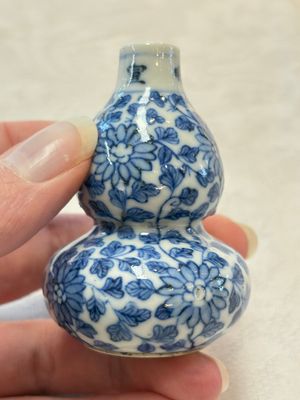 A Chinese blue and white double-gourd snuff bottle and a huali snuff bottle, Xuande and Qianlong mark, 18th C. — photo 14